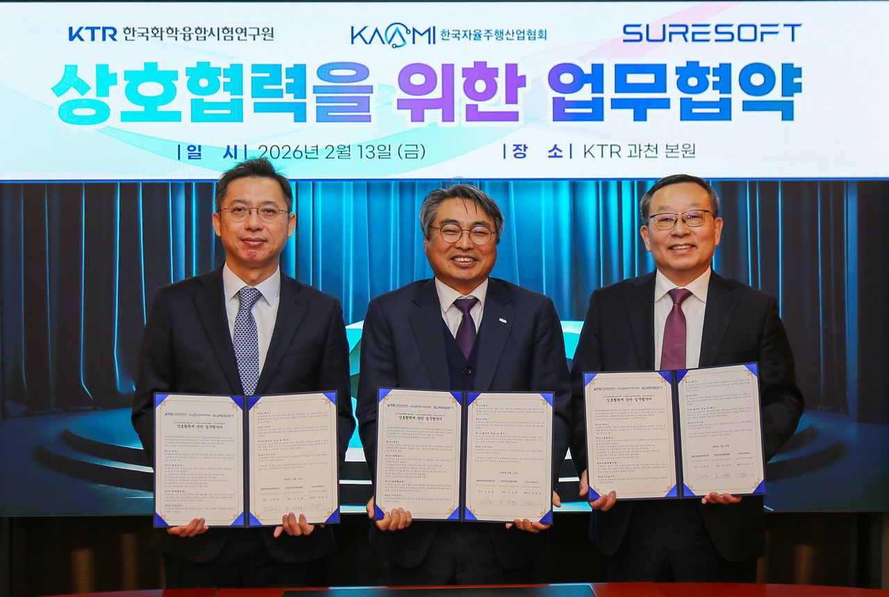 KTR 김현철 원장(사진중앙)이 한국자율주행산업협회 조성환 협회장(오른쪽) 및 슈어소프트테크 한일영 부사장과 협력을 위한 업무협약을 체결했다.