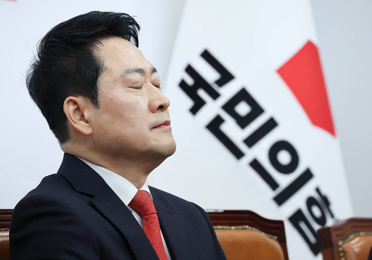 12일 최고위원회의에 참석한 장동혁 국민의힘 대표가 생각에 잠겨 있다. 임현동 기자