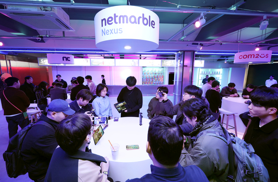 지난해 12월 서울 성동구 스테이지 엑스 성수도원에서 열린 애플의 게임 쇼케이스 중 넷마블 부스의 모습. 연합뉴스
