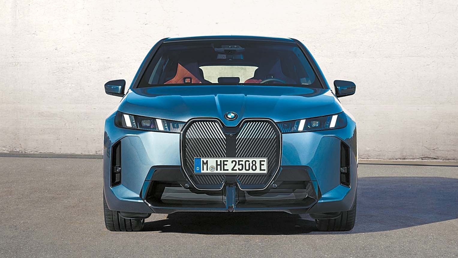 중앙일보 올해의 차에서 대상을 수상했던 BMW iX가 부분 변경을 거친 이후에도 뛰어난 성능을 입증받았다. 미래지향적인 최고의 차에게 수여되는 퓨처모빌리티상을 수상한 ‘BMW 뉴 iX’. [사진 BMW코리아]