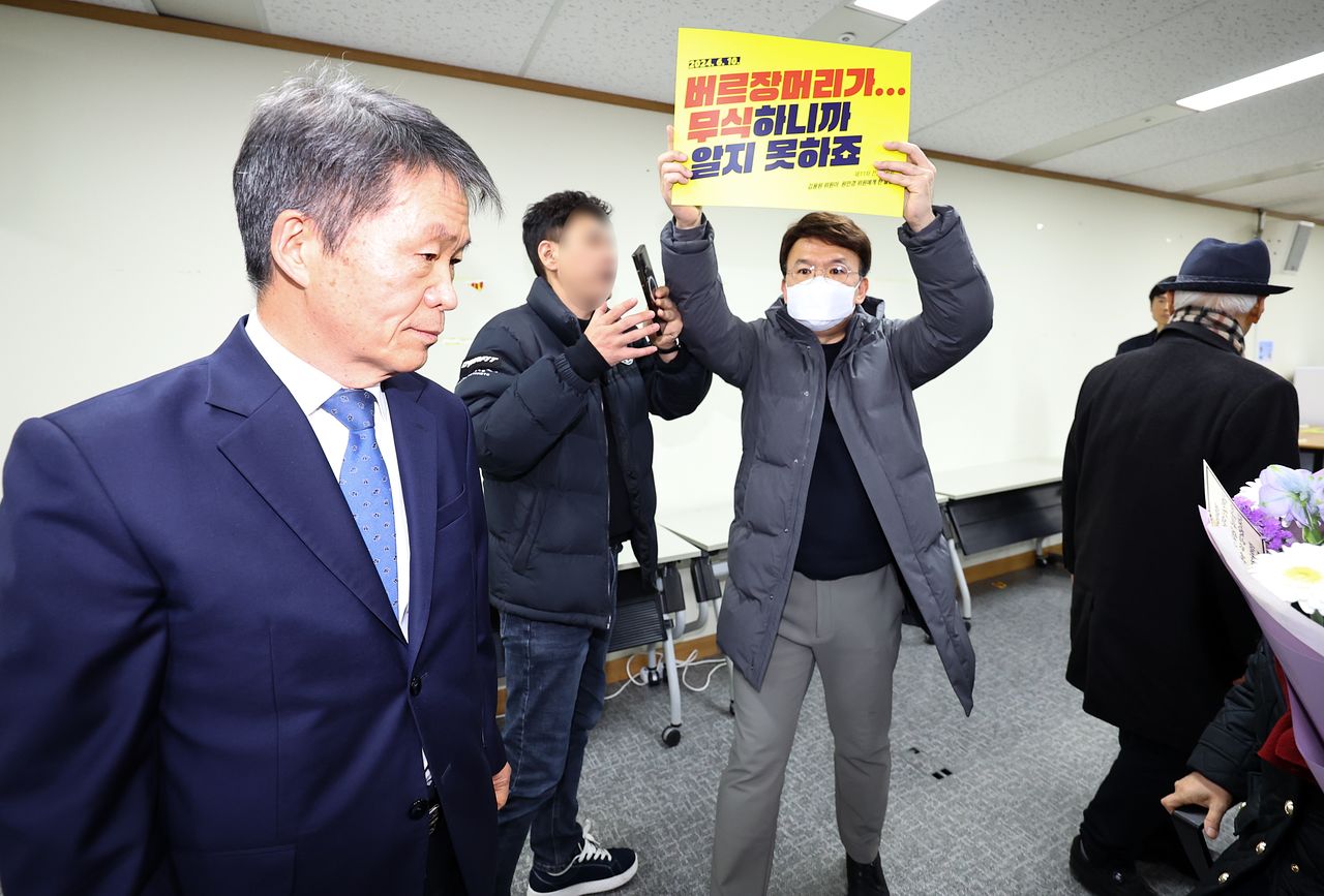 지난 5일 김용원 국가인원위 상임위원의 이임식이 열렸다. 이날 공무원노조 인권위 지부 조합원이 김 위원을 비판하는 내용의 피켓을 들고 항의 시위를 했다. 뉴시스