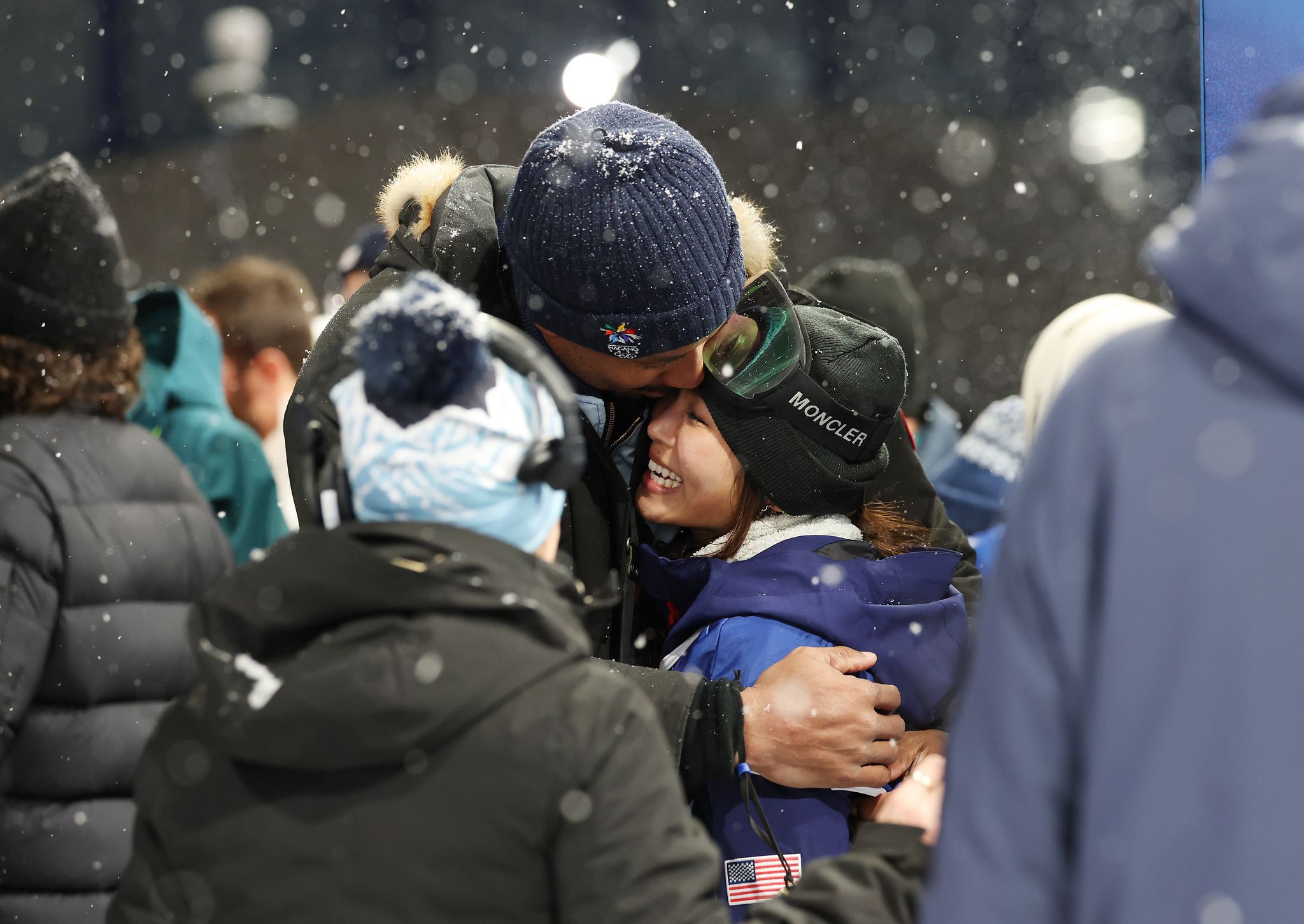 12일(현지시간) 이탈리아 리비뇨 스노파크에서 열린 2026 밀라노-코르티나담페초 동계올림픽 스노보드 여자 하프파이프 결승에서 은메달을 딴 미국 클로이 김이 남자친구인 마일스 개럿과 포옹하고 있다. 연합뉴스