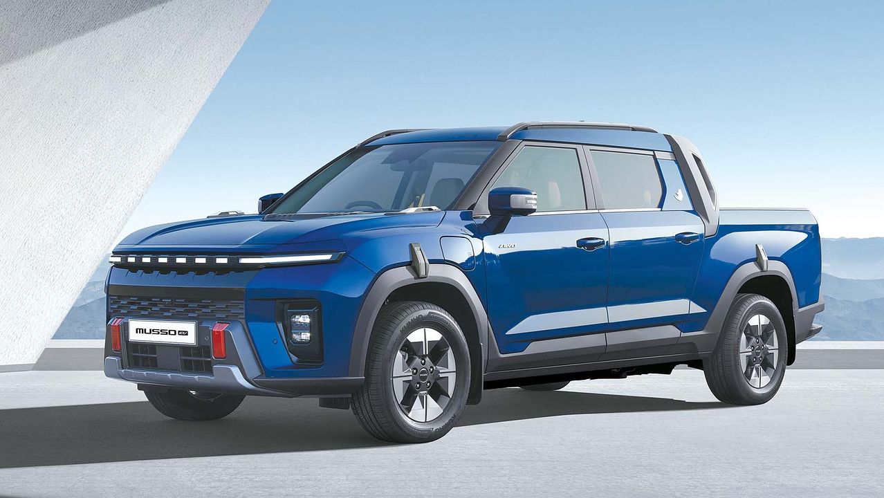 KGM의 반란이 시작됐다. 업계 전문가들의 집단 ‘중앙일보 올해의 차’ 심사위원단에게 최고의 유틸리티카로 인정받은 KGM ‘무쏘 EV’. 주행 성능까지 인상적이라는 평을 받으며 최고의 자리에 섰다. [사진 KG모빌리티]