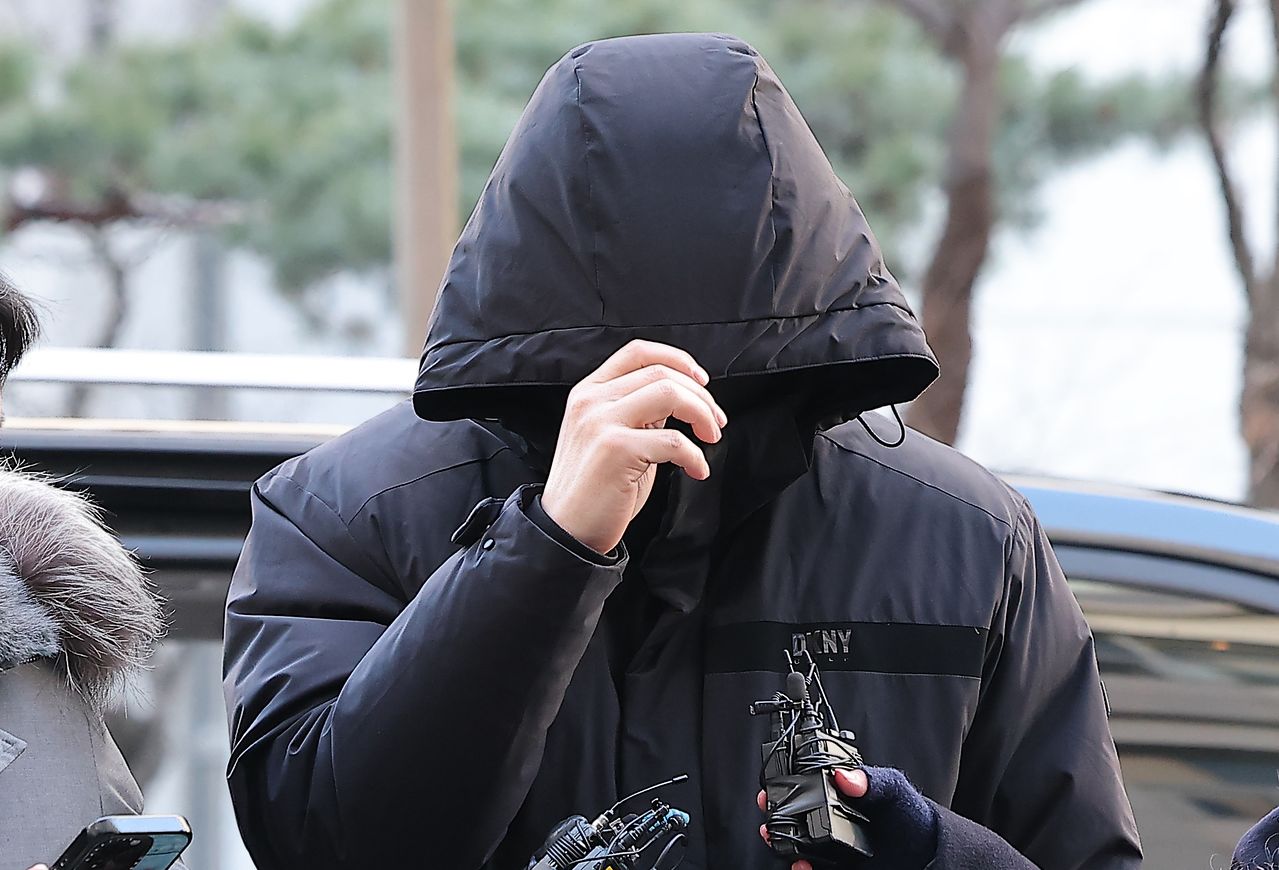 강 의원의 전 보좌관 남모씨가 지난달 23일 서울 마포구 서울경찰청 공공범죄수사대에 조사를 받기 위해 출석하고 있다. 뉴스1