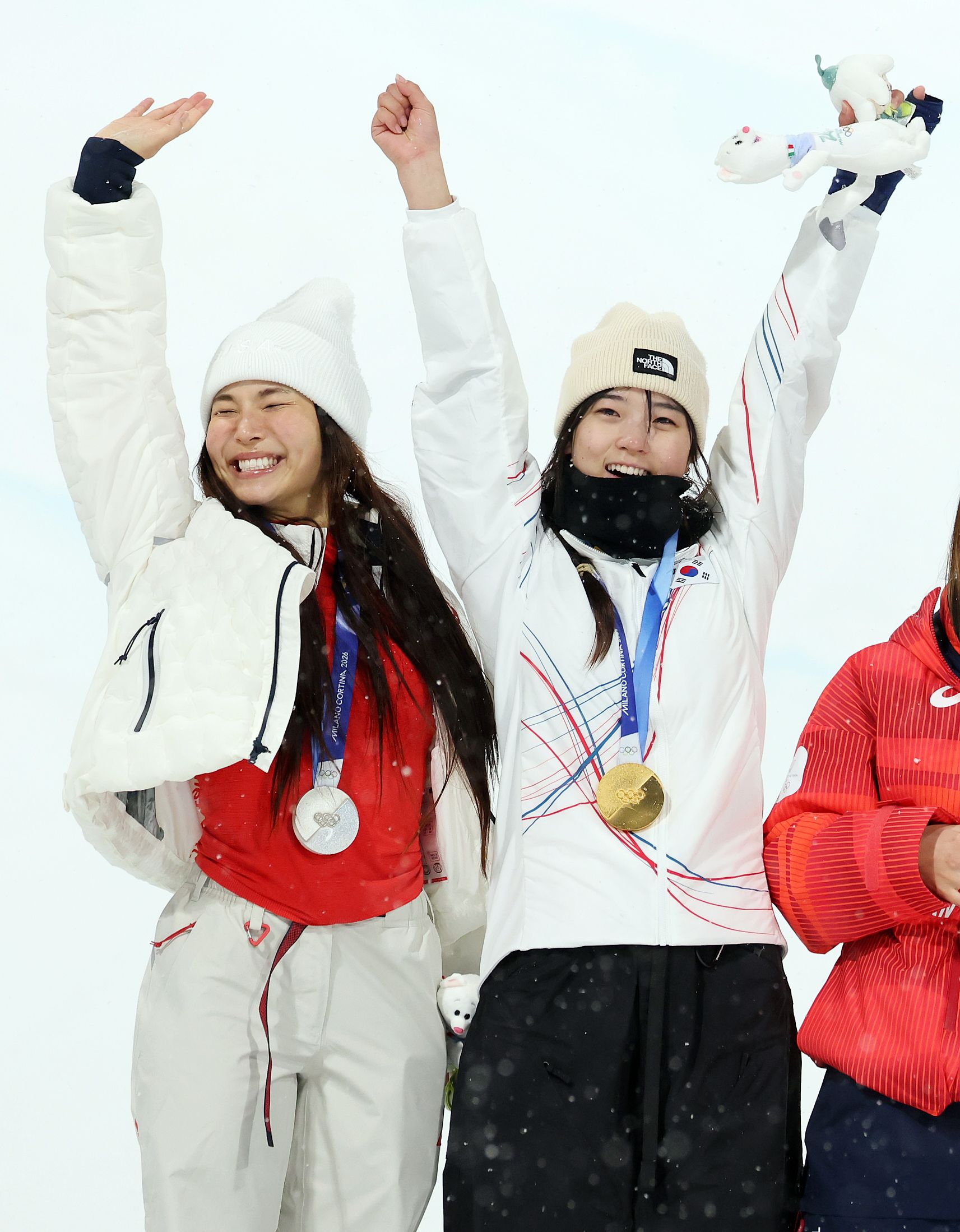 12일(현지시간) 이탈리아 리비뇨 스노파크에서 열린 2026 밀라노·코르티나담페초 동계올림픽 스노보드 여자 하프파이프 결선에서 90.25점을 받아 금메달을 획득한 스노보드 최가온이 은메달리스트 미국의 클로이 킴과 기쁨을 나누고 있다. 뉴스1