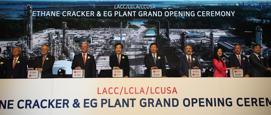 지난 2019년 5월 이낙연 당시 국무총리와 신동빈 롯데그룹 회장이 미국 루이지애나주 레이크찰스에서 열린 롯데케미칼 석유화학공장 준공식에서 기념 점등식을 하고 있다. 연합뉴스