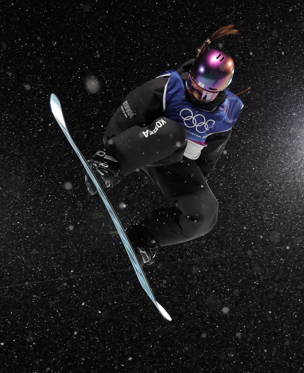 12일(현지시간) 이탈리아 리비뇨 스노파크에서 열린 2026 밀라노·코르티나담페초 동계 올림픽 스키 스노보드 여자 하프파이프 결선에서 90.25점을 획득해 금메달을 획득한 한국 최가온이 연기를 선보이고 있다. 연합뉴스