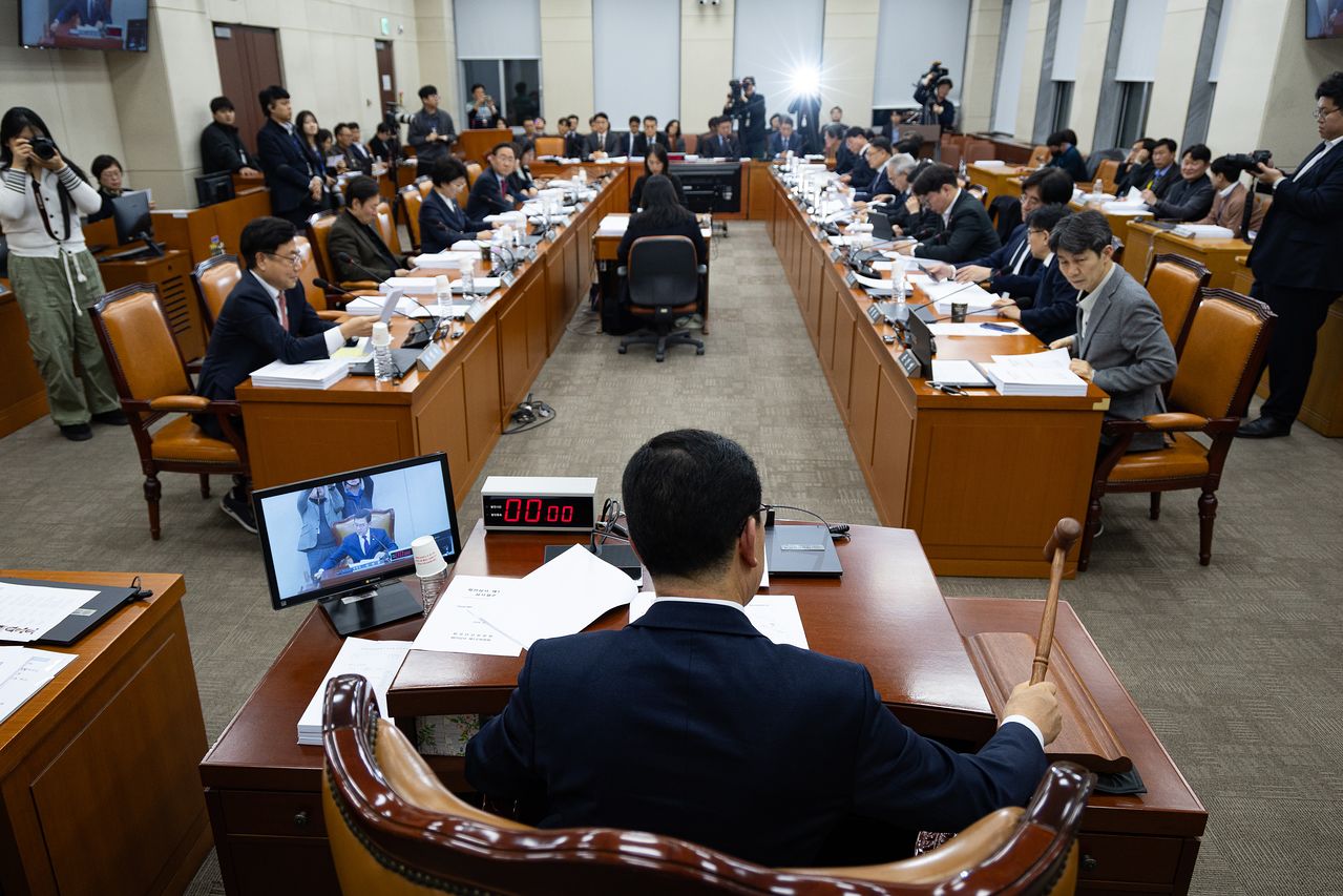 신정훈 국회 행정안전위원장이 지난 12일 서울 여의도 국회에서 열린 제432회 국회(임시회) 행정안전위원회 제3차 전체회의에서 의사봉을 두드리고 있다. 뉴스1