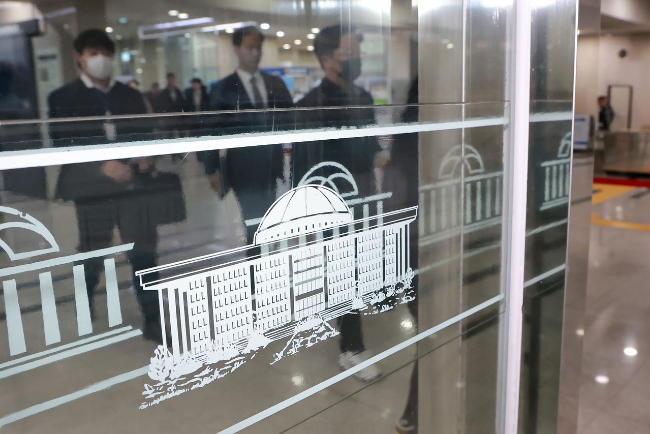  '테러'로 지정된 2024년 이재명 대통령 피습 사건을 수사하는 국가수사본부 가덕도 테러사건 수사TF가 국회 정보위원회 등에 대해 압수수색에 나선 12일 수사팀 관계자들이 국회 본청을 떠나고 있다. 연합뉴스