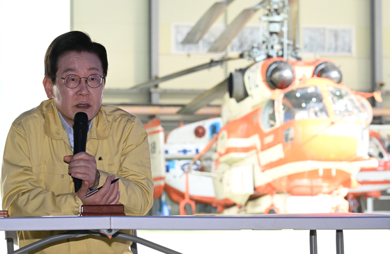 이재명 대통령이 지난해 11월 강원 원주 산림항공본부에서 산불진화 관·군 합동훈련 점검에서 당부의 말씀을 하고 있다. [대통령실사진기자단]