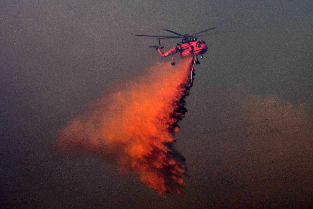 경북 경주시 문무대왕면 입천리에서 발생한 산불을 산림청 초대형헬기(S-64)가 진화하고 있다. [뉴스1]