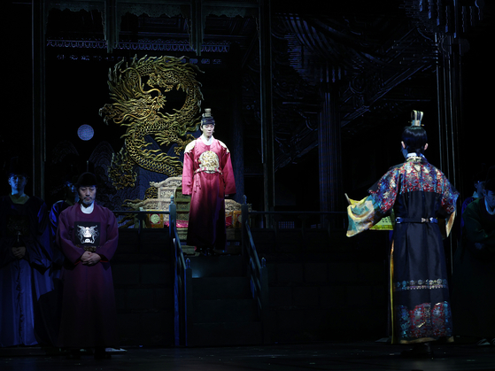 지난해 12월 뮤지컬 한복 입은 남자' 프레스콜에서 배우들이 하이라이트 장면을 시연하는 모습. 연합뉴스