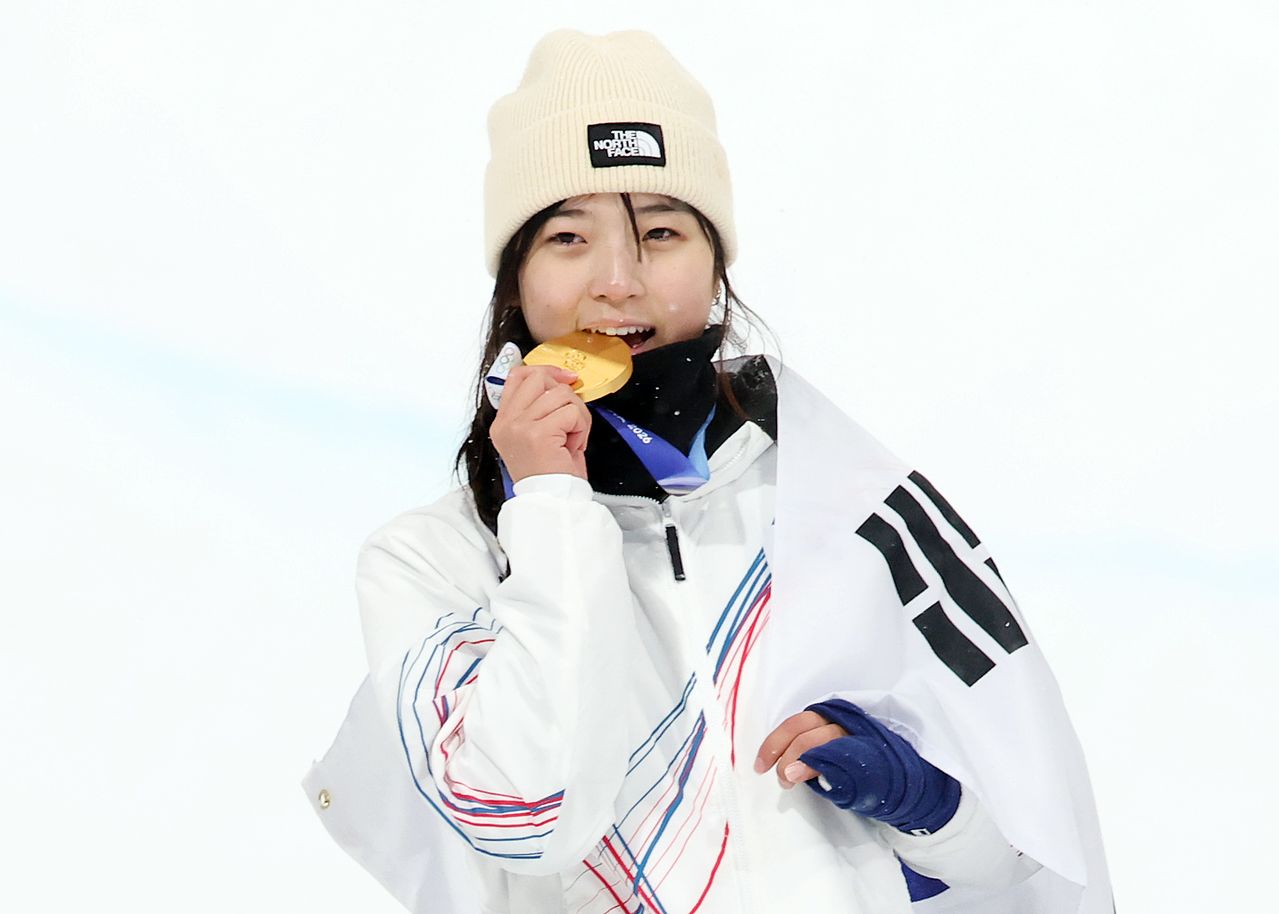 (리비뇨=뉴스1) 김진환 기자 = 12일(현지시간) 이탈리아 리비뇨 스노파크에서 열린 2026 밀라노·코르티나담페초 동계올림픽 스노보드 여자 하프파이프 결선에서 90.25점을 받아 금메달을 획득한 스노보드 최가온이 금메달을 깨물며 기뻐하고 있다. 2026.2.13/뉴스1