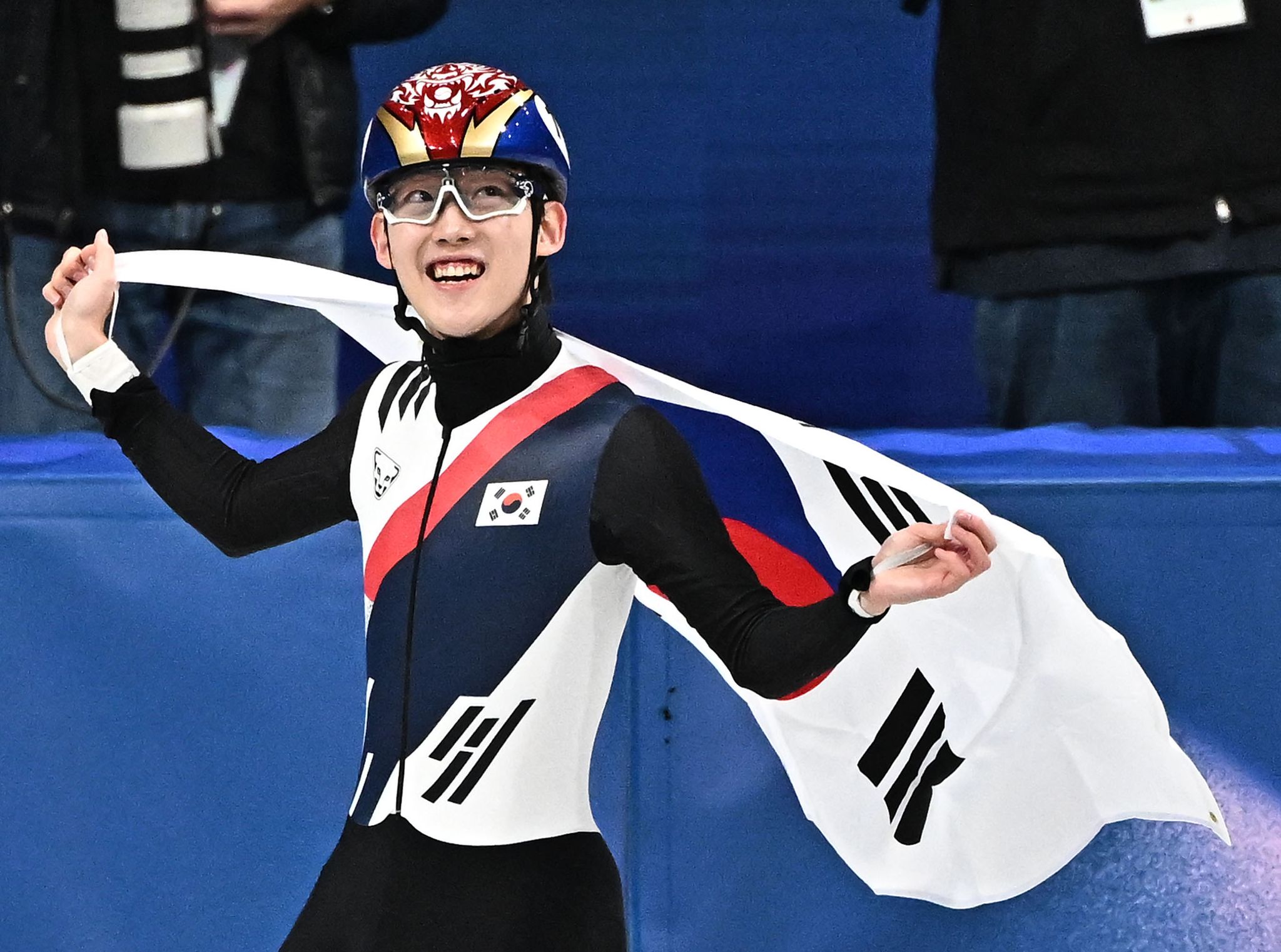 쇼트트랙 임종언이 12일(현지시간) 이탈리아 밀라노 아이스 스케이팅 아레나에서 열린 2026 밀라노 코르티나담페초 동계올림픽 쇼트트랙 남자 1000m 결승에서 동메달을 확정한 뒤 태극기를 두르고 기뻐하고 있다. 김종호 기자 