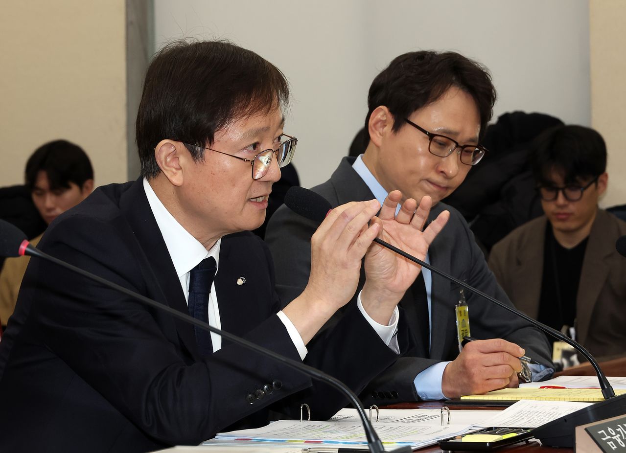 이찬진(왼쪽) 금융감독원장이 2월 11일 국회에서 열린 정무위원회의 국내 가상자산거래소 빗썸에서 발생한 거액의 비트코인 오지급 사태를 놓고 벌인 긴급 현안질의에서 여야 의원들의 질의에 답하고 있다. 오른쪽은 이재원 빗썸 대표이사. 연합뉴스