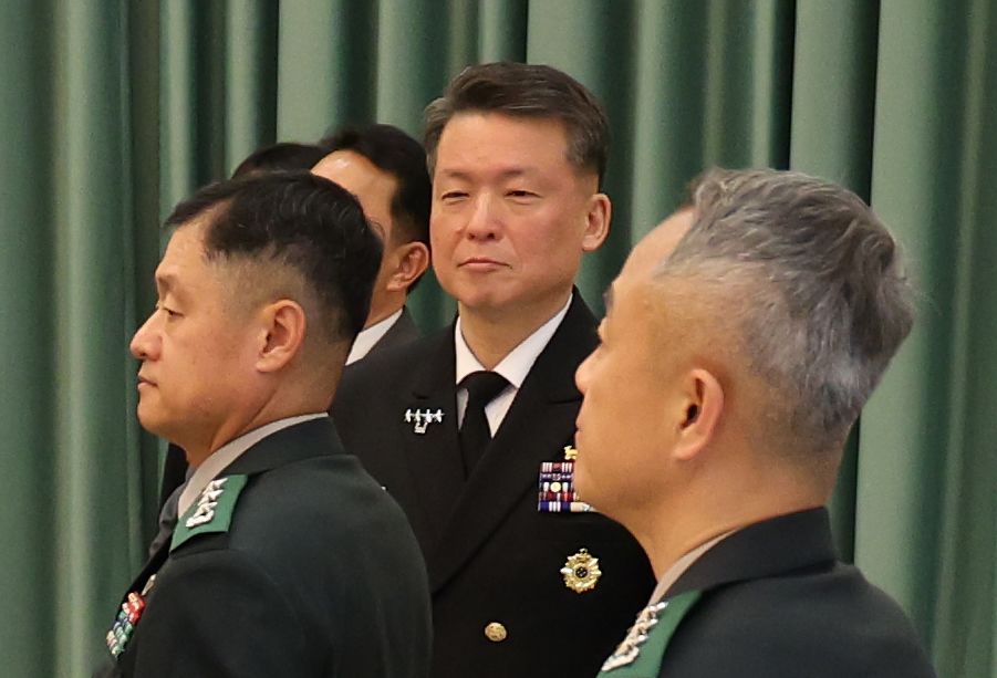 강동길 해군참모총장(가운데)이 1월 16일 청와대 본관에서 열린 이재명 대통령 참석 3성 장군 진급·보직 신고 및 수치 수여식에 참석해 있다. 청와대사진기자단 