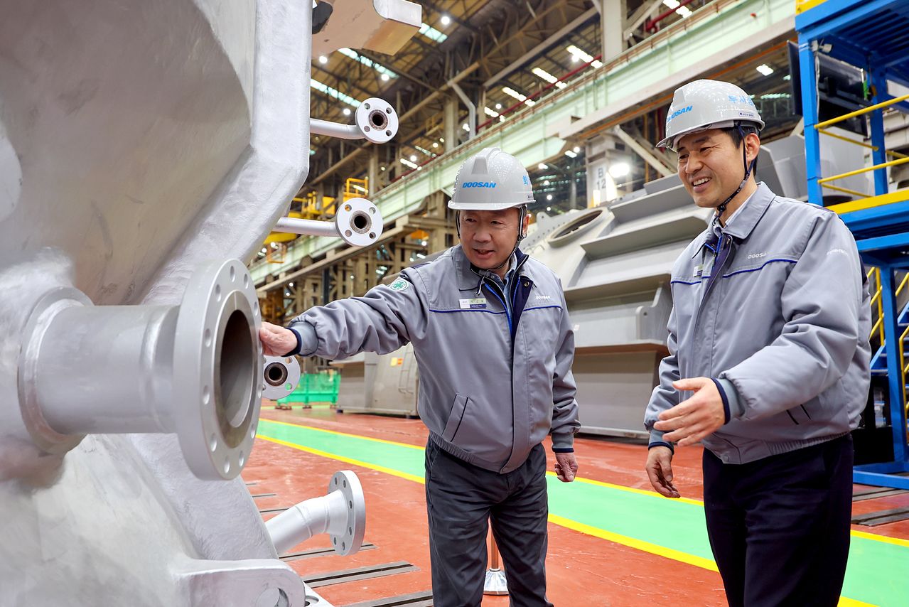 박정원 두산그룹 회장(왼쪽)이 11일 창원 사업장에서 제품을 살펴보고 있다. [사진 두산그룹]