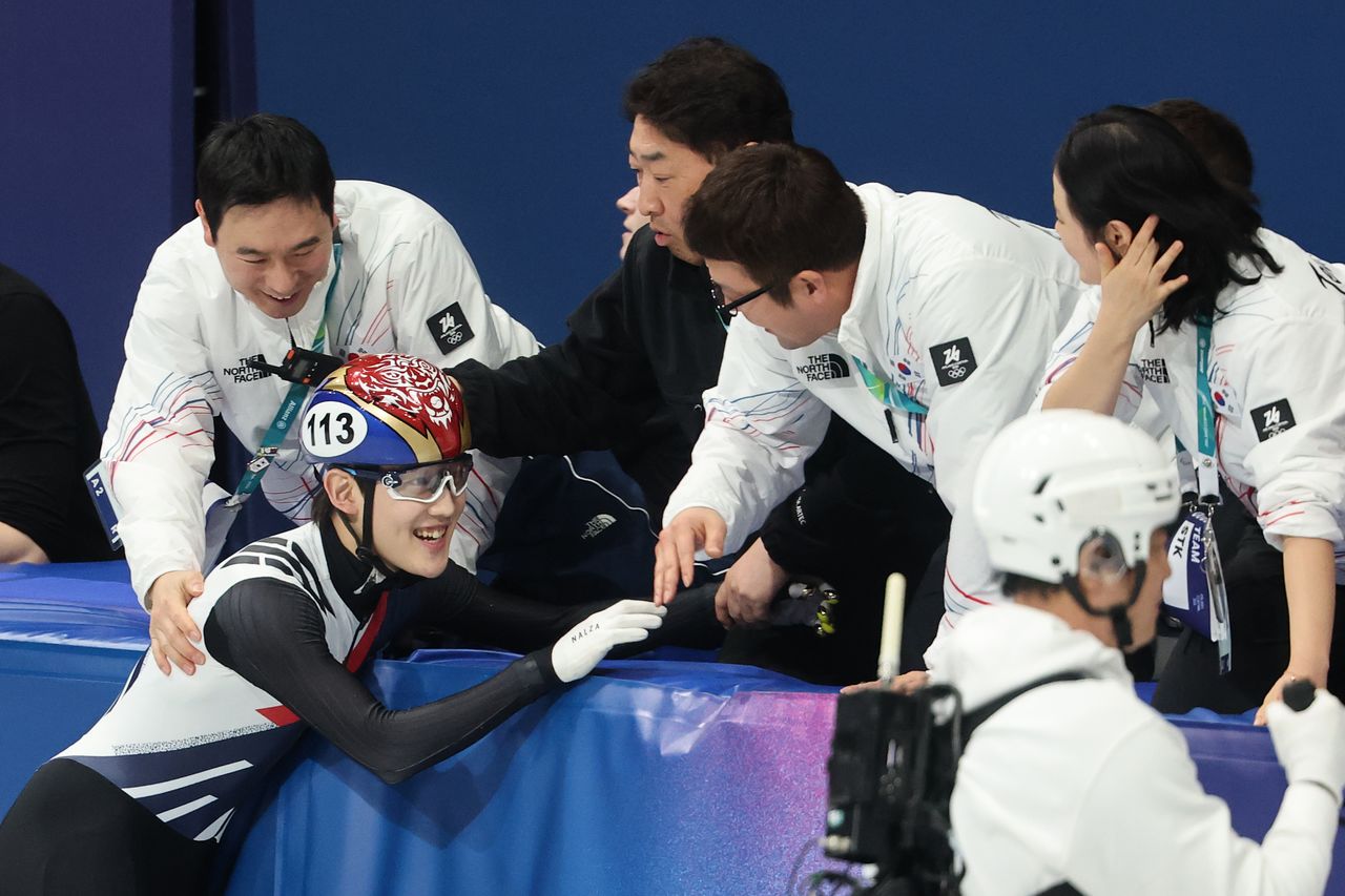  쇼트트랙 남자 1000m 동메달을 따낸 뒤 코칭스태프와 기뻐하는 임종언. 연합뉴스