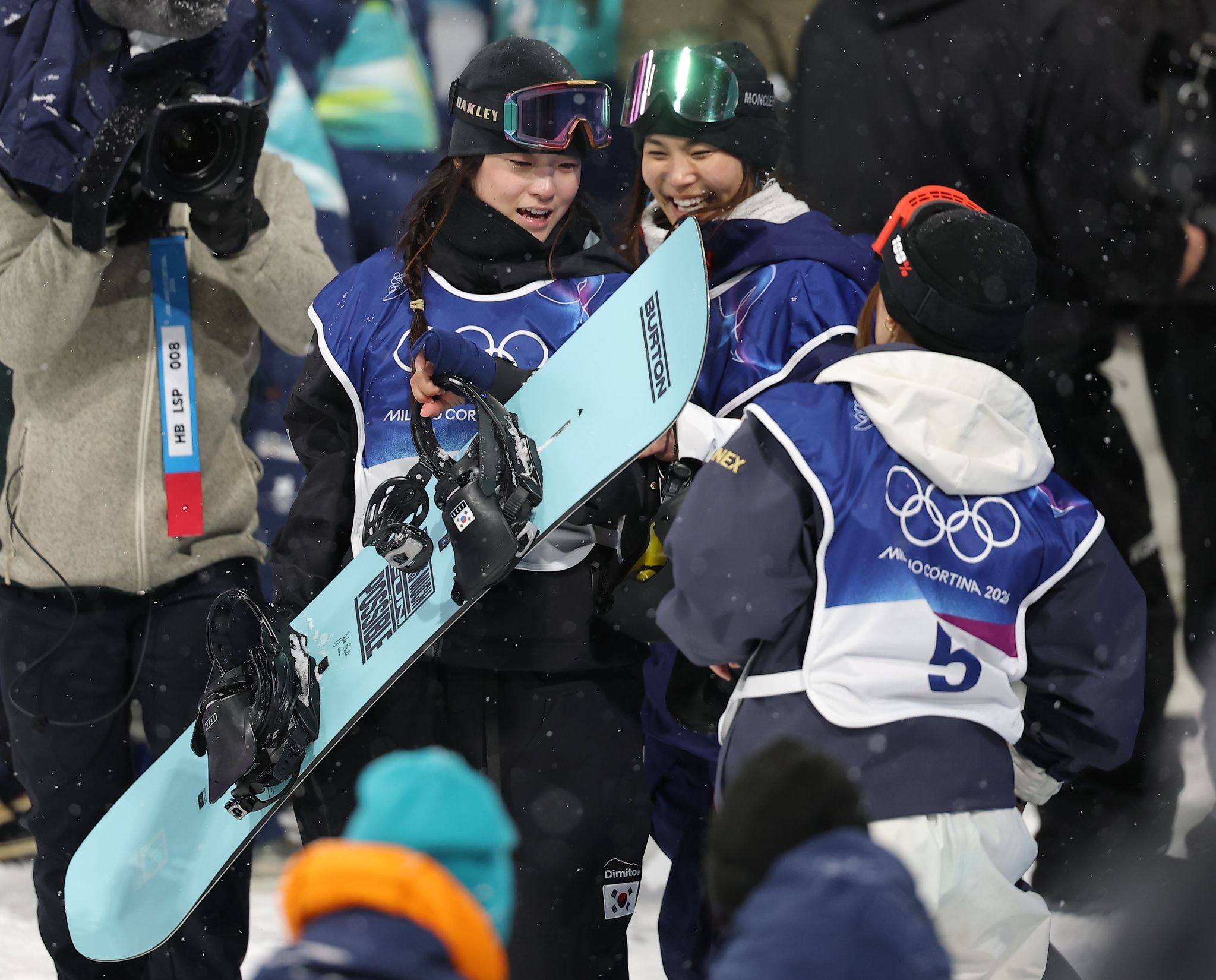 12일(현지시간) 이탈리아 리비뇨 스노파크에서 열린 2026 밀라노·코르티나담페초 동계 올림픽 스키 스노보드 여자 하프파이프 결선에서 최가온이 90.25점을 획득해 금메달을 획득한 뒤 미국의 클로이 김으로부터 축하를 받고 있다. 연합뉴스