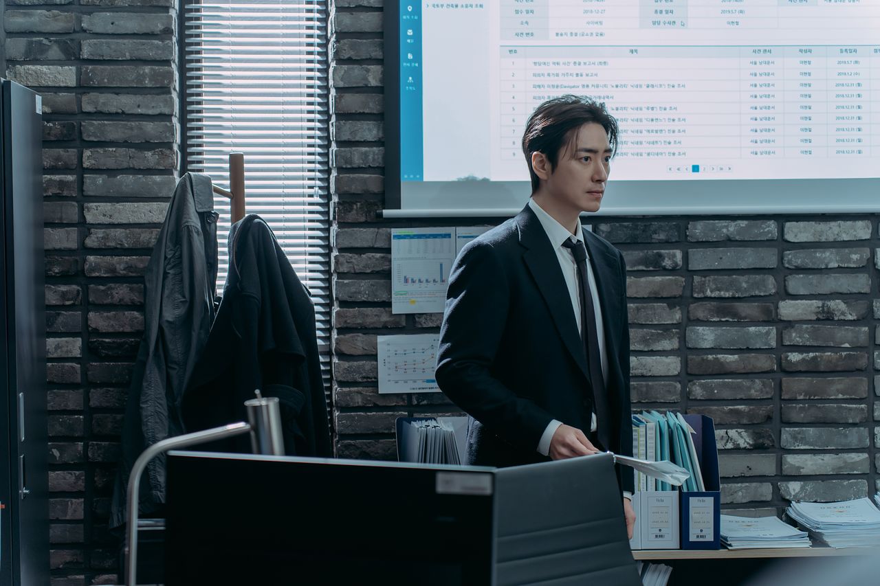 13일 공개된 넷플릭스 시리즈 '레이디 두아'는 세상을 바꿀 수 없어 자신의 정체를 바꾸기로 한 사라킴(신혜선)과 그의 행적을 좇는 형사 박무경(이준혁)의 이야기다. 사진 넷플릭스 