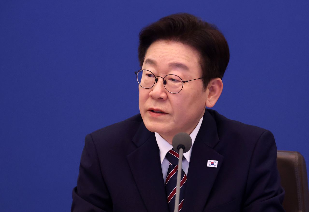 이재명 대통령이 12일 수석·보좌관 회의를 주재하고 있다. 사진 청와대사진기자단