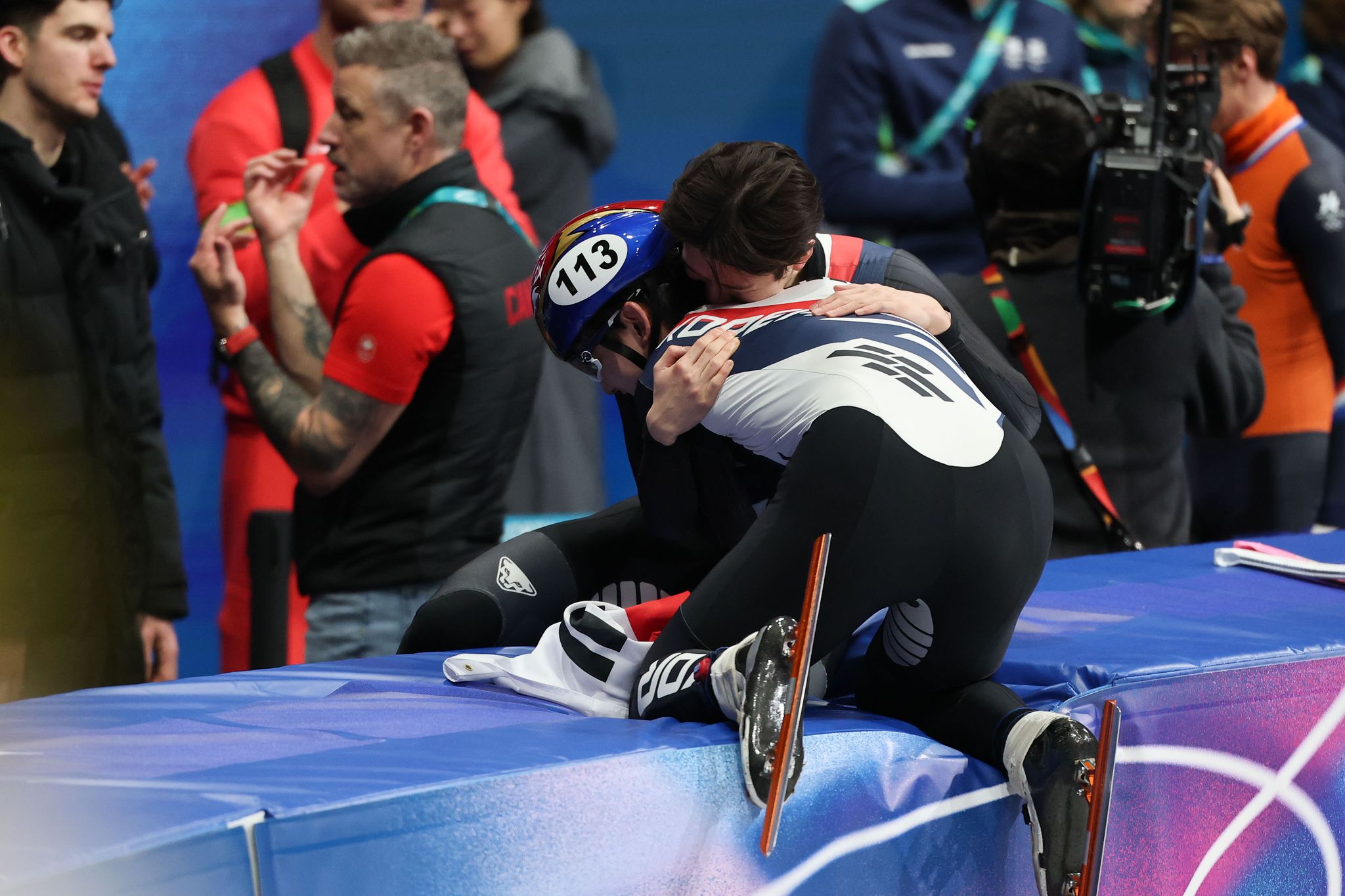 신동빈 선수와 함께 기뻐하는 임종언. 김종호 기자