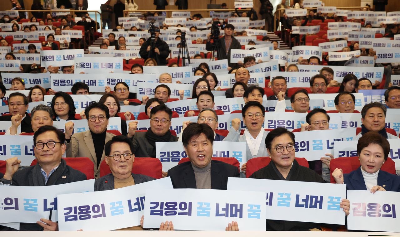 김용 전 민주연구원 부원장이 12일 국회 의원회관에서 열린 자신의 저서 『대통령의 쓸모』 출판기념회에서 우원식 국회의장 등 참석자들과 함께 구호를 외치고 있다. 앞줄 왼쪽부터 송영길 소나무당 대표, 박지원 더불어민주당 의원, 김 전 부원장, 우 의장, 이언주 더불어민주당 의원. [뉴스1]