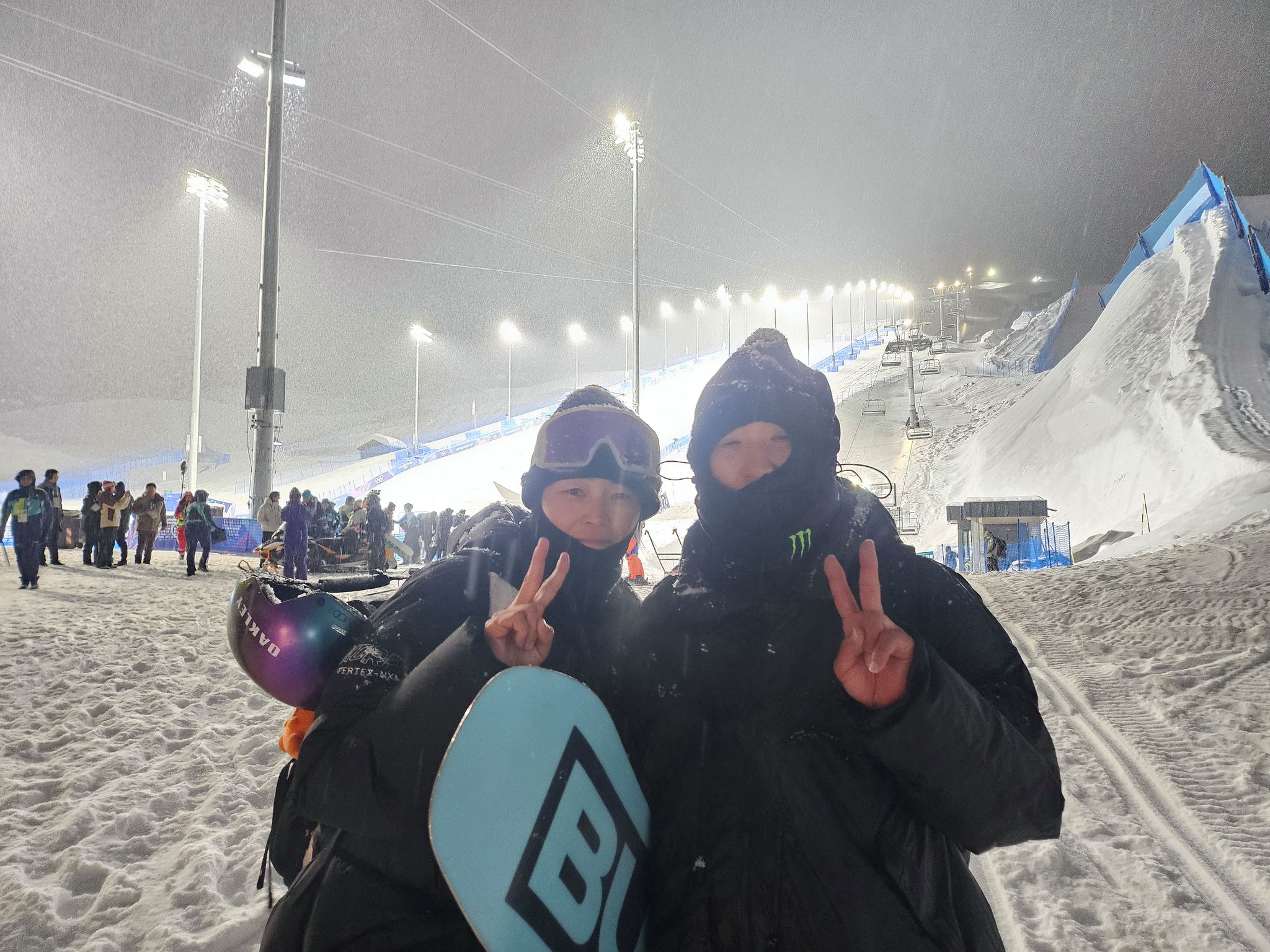 최가온의 어머니 박민혜씨(왼쪽)와 아버지 최인영씨가 13일 딸의 2026 밀라노·코르티나담페초 동계올림픽 우승을 지켜본 뒤 함께 기뻐하고 있다. 고봉준 기자