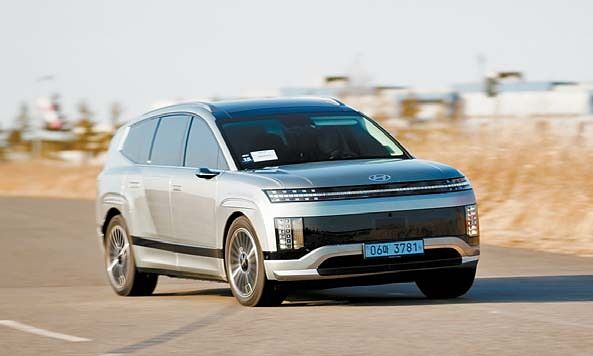 굽이치는 코너길을 안정적으로 빠져나가는 현대 아이오닉9. 