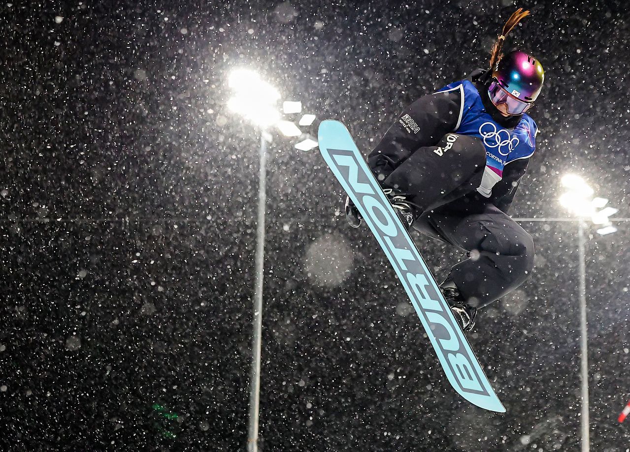 최가온이 13일 이탈리아 리비뇨 스노파크에서 열린 2026 밀라노·코르티나담페초 동계올림픽 스노보드 여자 하프파이프 결선 1차전 경기를 펼치고 있다. 뉴스1