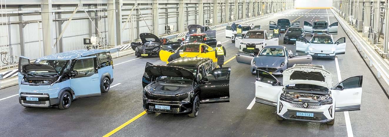 자동차안전연구소 내 기상환경재현동에서 시작된 실차 평가. 본선에 오른 15대의 차량이 심사대에 올랐다. 화성=중앙일보 COTY 취재팀