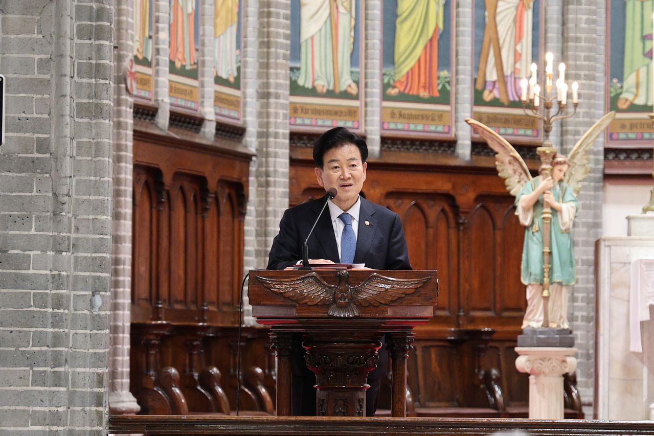 정동영 통일부 장관이 10일 서울 명동성당에서 열린 '민족의 화해와 일치를 위한 미사'에서 축사하고 있다. 뉴스1