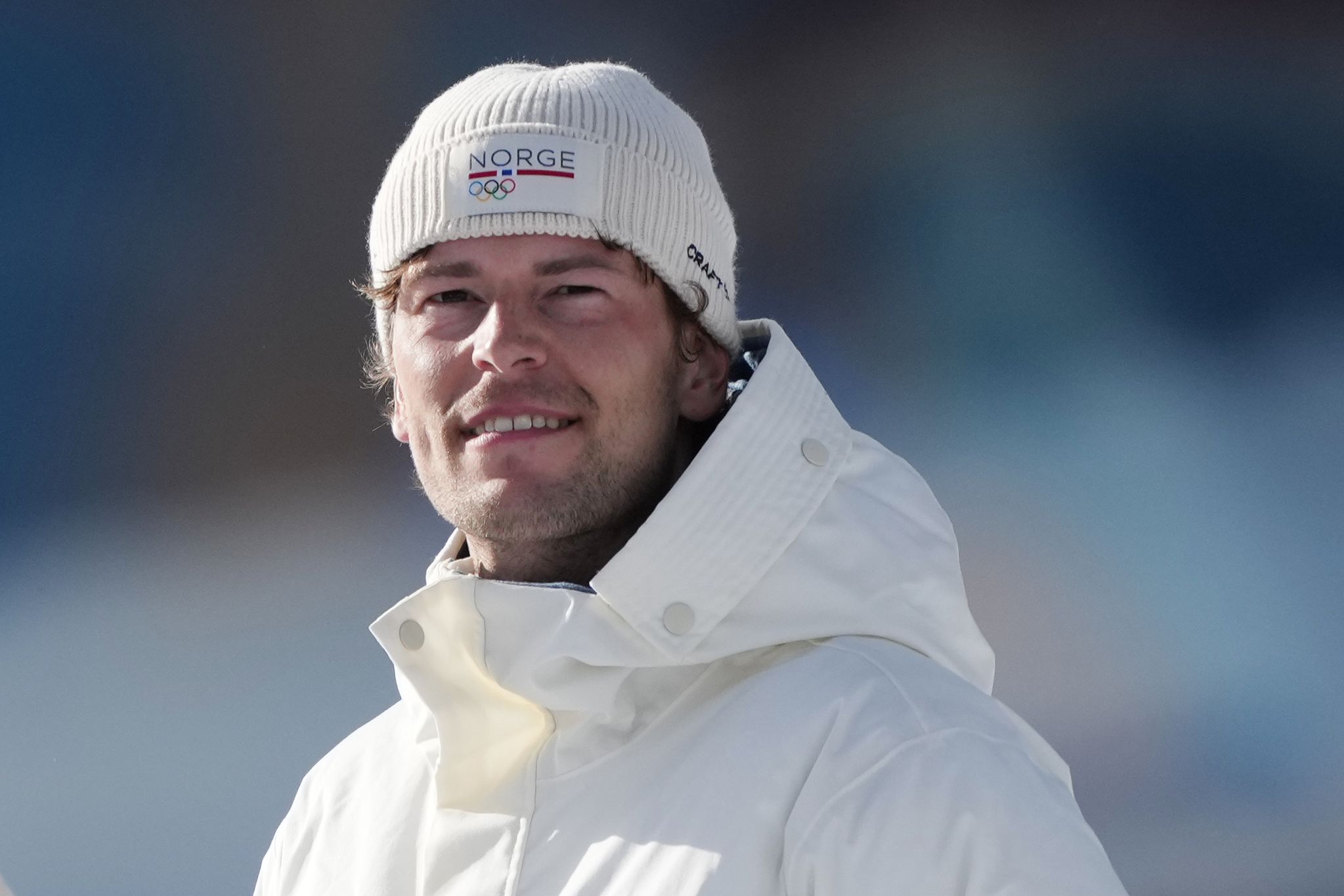 동메달리스트 스투를라 홀름 레그레이드가 13일(현지시간) 이탈리아 안테르셀바에서 열린 2026 밀라노·코르티나담페초 동계 올림픽 바이애슬론 남자 10㎞ 스프린트 시상식을 기다리고 있다. AP=연합뉴스