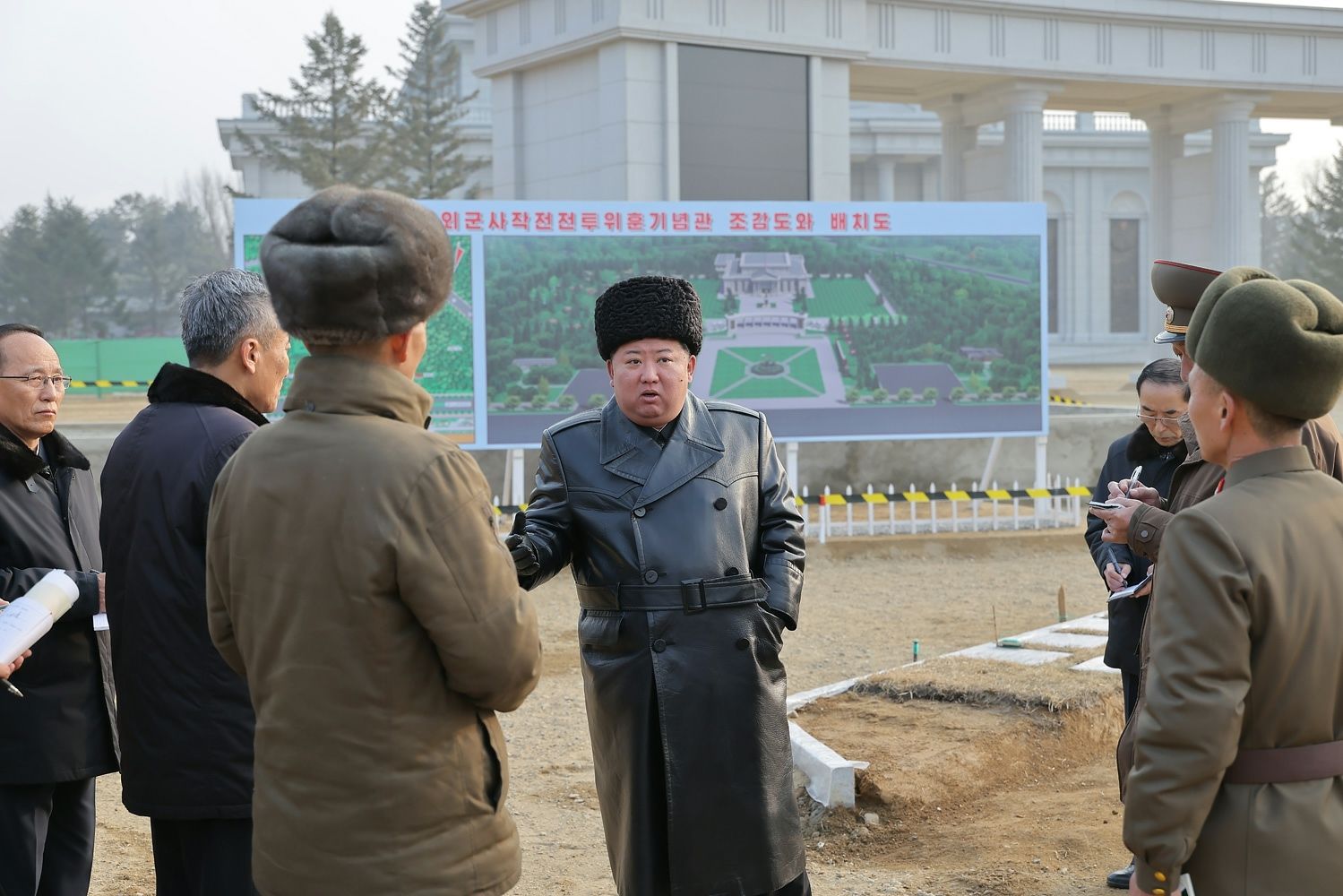 북한 노동당 기관지 노동신문은 14일 “김정은 동지께서 2월 13일 해외군사작전 전투위훈기념관 건설 사업을 현지에서 지도했다”고 보도했다. 노동신문=뉴스1