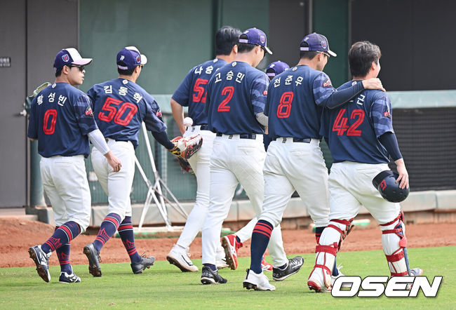 [OSEN=타이난(대만) , 이석우 기자] 프로야구 롯데 자이언츠가 2일(한국시간) 대만 타이난 아시아-태평양 국제야구센터에 스프링캠프를 차리고 구슬땀을 흘렸다. 김태형 감독 등코치진과 투수20명,포수5명,내야수9명,외야수7명 등 총41명의 선수단이 1월 20일까지 1차 캠프에서 체력 강화와 기술 훈련을 치른 뒤 21일부터 3월 5일까지 일본 미야자키로 옮겨 2차 캠프에서 구춘리그에 참가해 실전 감각을 점검한다. 2026.02.02 / foto0307@osen.co.kr