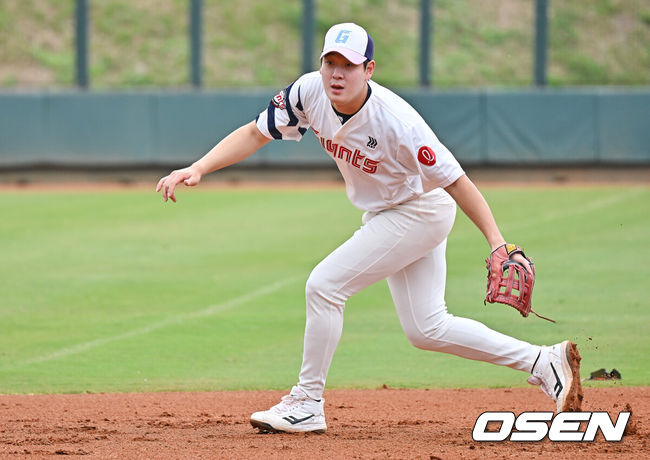 [OSEN=타이난(대만) , 이석우 기자] 프로야구 롯데 자이언츠가 1일(한국시간) 대만 타이난 아시아-태평양 국제야구센터에 스프링캠프를 차리고 구슬땀을 흘렸다.김태형 감독 등코치진과 투수20명,포수5명,내야수9명,외야수7명 등 총41명의 선수단이 1월 20일까지 1차 캠프에서 체력 강화와 기술 훈련을 치른 뒤 21일부터 3월 5일까지 일본 미야자키로 옮겨 2차 캠프에서 구춘리그에 참가해 실전 감각을 점검한다.롯데 나승엽이 3루 수비훈련을 하고 있다. 2026.02.01 / foto0307@osen.co.kr