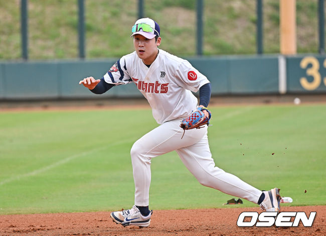 [OSEN=타이난(대만) , 이석우 기자] 프로야구 롯데 자이언츠가 1일(한국시간) 대만 타이난 아시아-태평양 국제야구센터에 스프링캠프를 차리고 구슬땀을 흘렸다.김태형 감독 등코치진과 투수20명,포수5명,내야수9명,외야수7명 등 총41명의 선수단이 1월 20일까지 1차 캠프에서 체력 강화와 기술 훈련을 치른 뒤 21일부터 3월 5일까지 일본 미야자키로 옮겨 2차 캠프에서 구춘리그에 참가해 실전 감각을 점검한다.롯데 김세민이 3루 수비훈련을 하고 있다. 2026.02.01 / foto0307@osen.co.kr