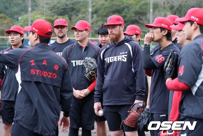 KIA 투수들이 스프링캠프 훈련을 앞두고 미팅을 갖고 있다./KIA 타이거즈 제공