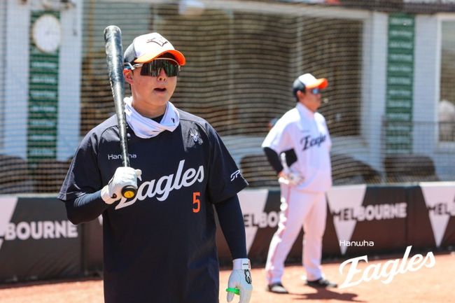 김경문 감독이 이끄는 한화 이글스는 14일 호주 멜버른 볼파크에서 멜버른 에이시스와의 두 번째 연습경기를 가졌다. 전날 첫 경기에서 젊은 선수들 위주로 등판해 2-6으로 졌고, 이날은 3안타에 그치며 1-4로 패배해 연습경기 2연패에 빠졌다. 한화 이글스