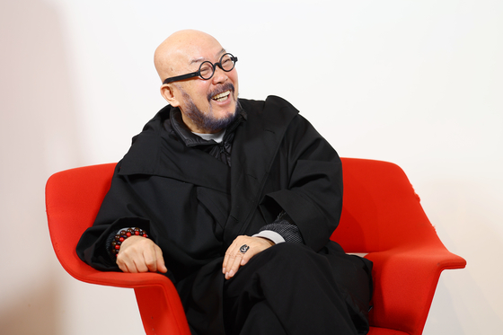 이상봉 패션디자이너가 2024년 2월 서울 강남구 청담동 사무실에서 중앙일보와 인터뷰하고 있다. 김현동 기자