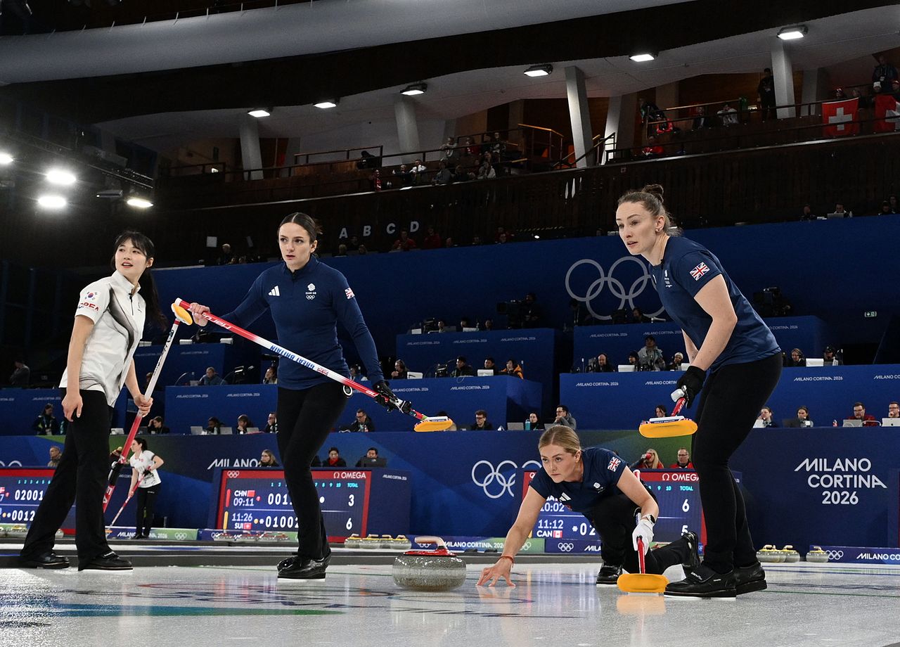 13일(현지시간) 2026 밀라노·코르티나담페초 동계 올림픽 코르티나 컬링 올림픽 스타디움에서 열린 라운드 로빈 3차전에서 영국 여자 컬링 대표팀이 한국 대표팀과 경기를 하고 있다. 로이터=연합뉴스