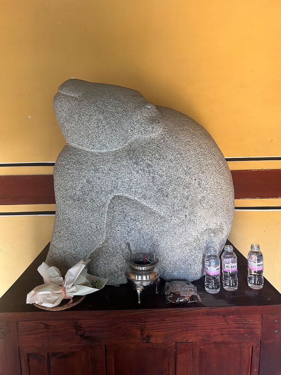 공주 고마나루 곰사당에서 만날 수 있는 곰 석조상. 1972년 웅진동에서 출토된 백제 시대 돌곰을 본떠 만든 것으로 원본은 국립공주박물관에 있다. 강혜란 기자