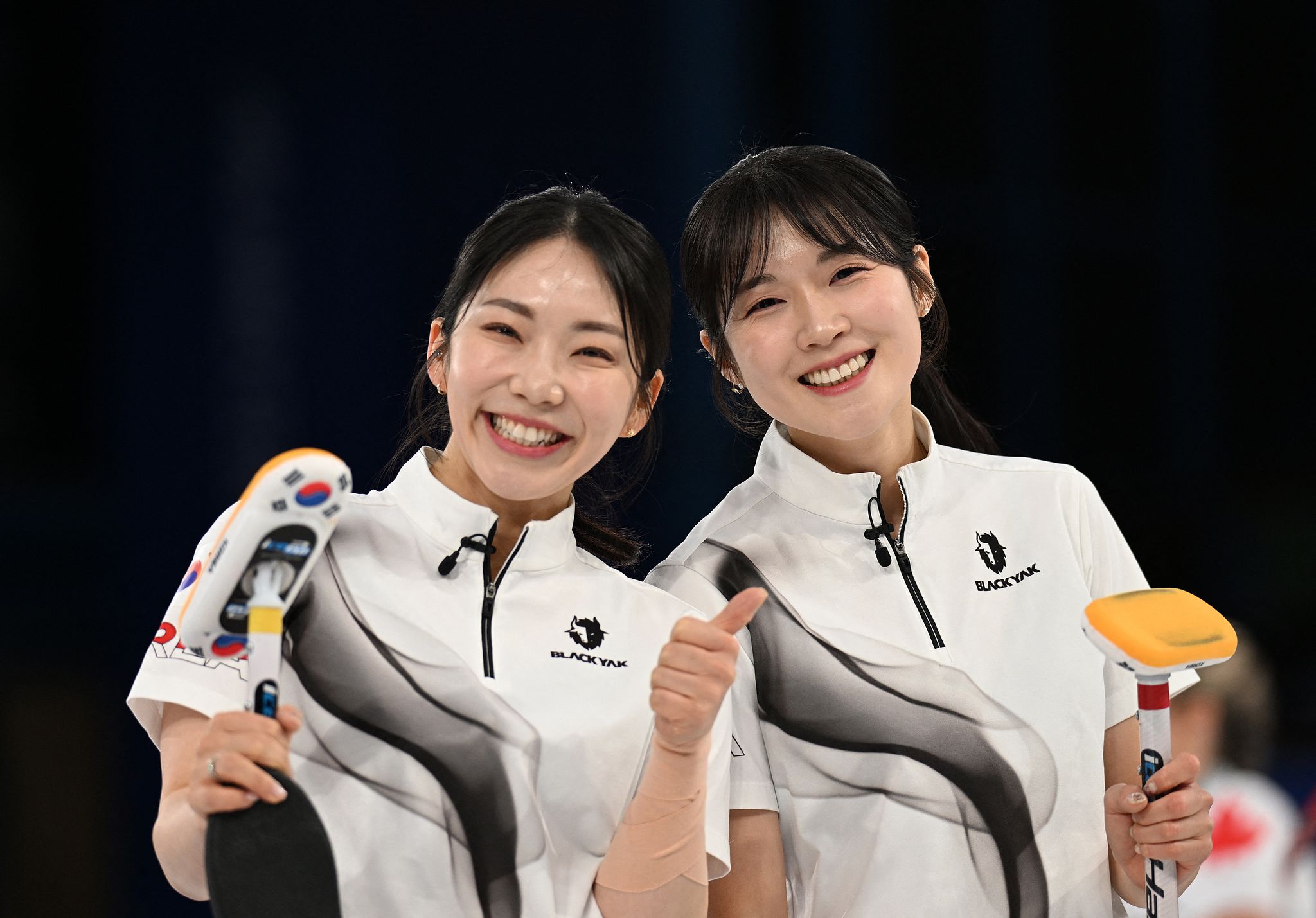 여자컬링 국가대표 김수지(완쪽)와 설예은. 로이터=연합뉴스