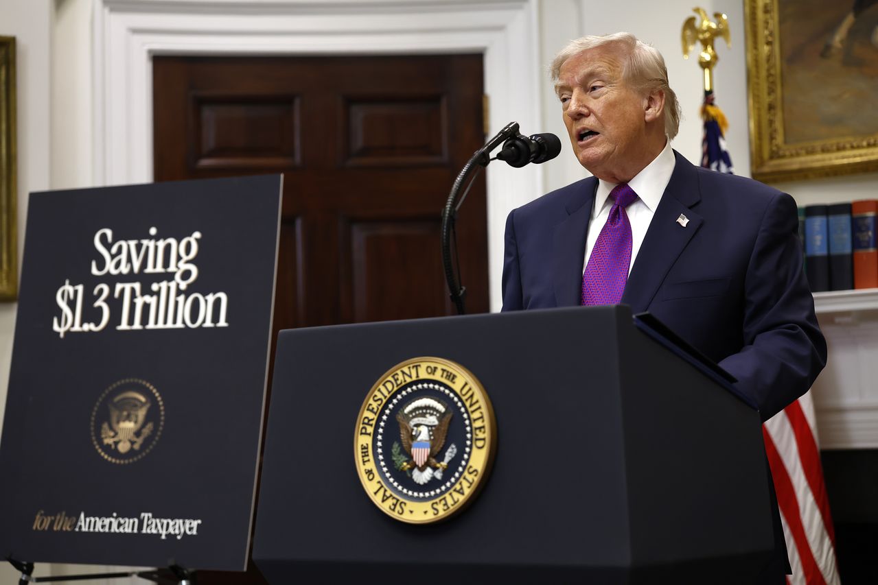 도널드 트럼프 미국 대통령이 지난 12일(현지시간) 미국 워싱턴 백악관에서 환경보호청(EPA) 젤딘 청장과 함께 개최한 회견에서 환경규제의 근거가 됐던 '위해성 판단'을 공식 폐기한다고 발표했다. 기후변화가 '녹색 사기'라고 주장해온 트럼프 대통령은 바로 다음날인 13일 "북극의 빙하가 녹고 있다"며 북극항로 개척의 중요성을 강조하는 내용의 조선업 발전 계획을 발표했다. EPA=연합뉴스