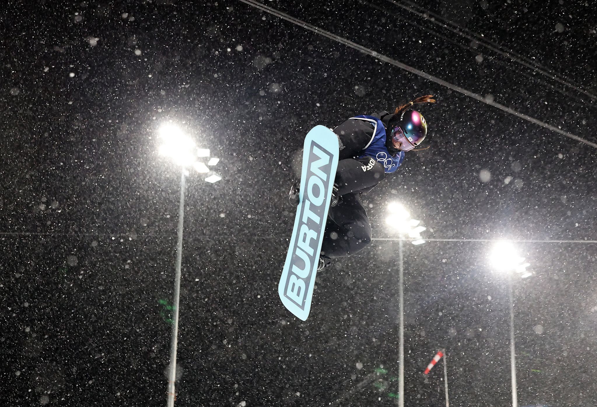 스노보드 최가온이 12일(현지시간) 이탈리아 리비뇨 스노파크에서 열린 2026 밀라노·코르티나담페초 동계올림픽 스노보드 여자 하프파이프 결선 1차전 경기를 펼치고 있다. 뉴스1