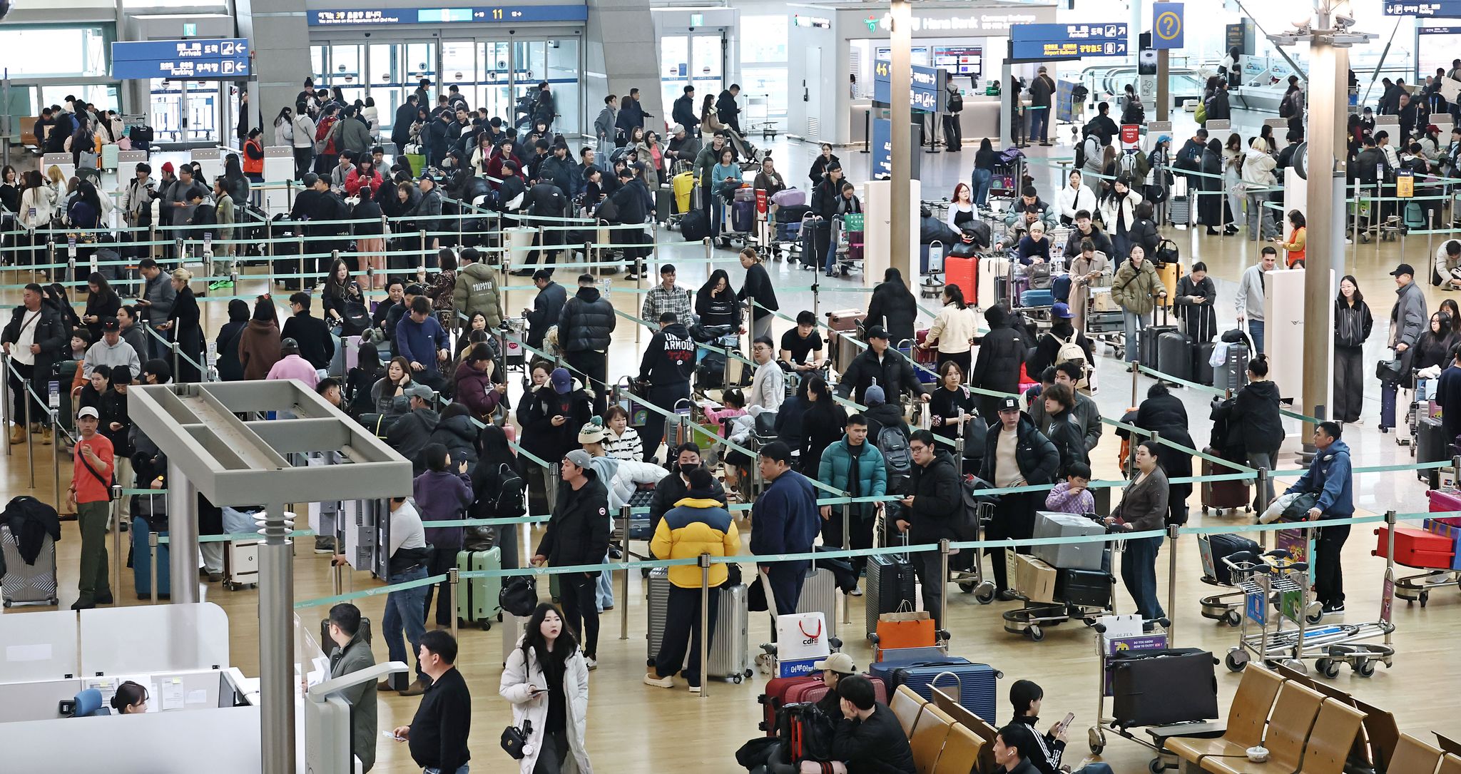 설 연휴를 앞둔 13일 인천국제공항 제1여객터미널 출국장에서 이용객들이 탑승수속을 위해 줄을 서고 있다. 연합뉴스