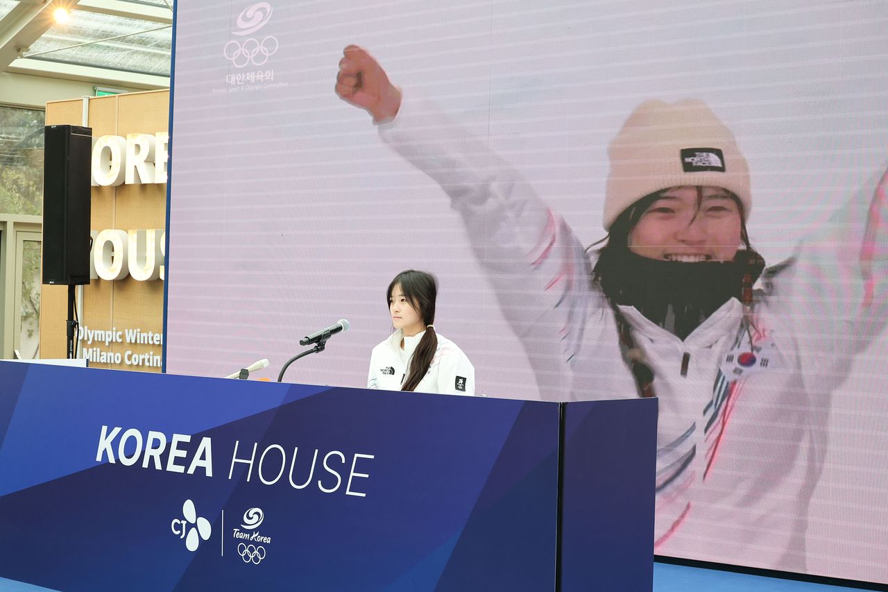 스노보드 여자 하프파이프에서 금메달을 따낸 최가온이 14일(현지시간) 이탈리아 밀라노의 빌라 네키 캄필리오에 마련된 코리아하우스에서 기자회견 하고 있다. 김종호 기자 20260214