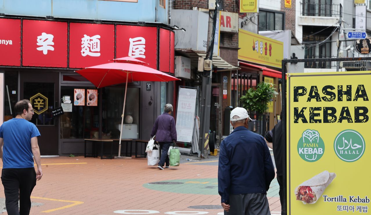 거리에 붙은 외국어 간판. 연합뉴스