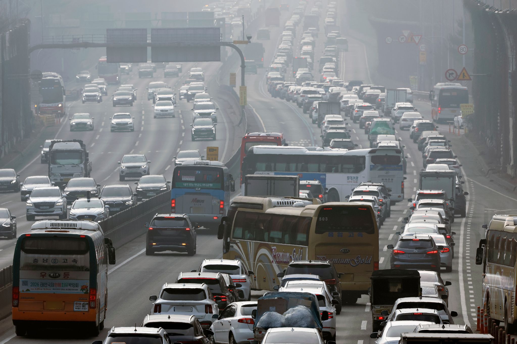 설 연휴가 시작된 14일 서울 서초구 잠원IC 인근 경부고속도로 하행선이 정체를 빚고 있다. 뉴스1