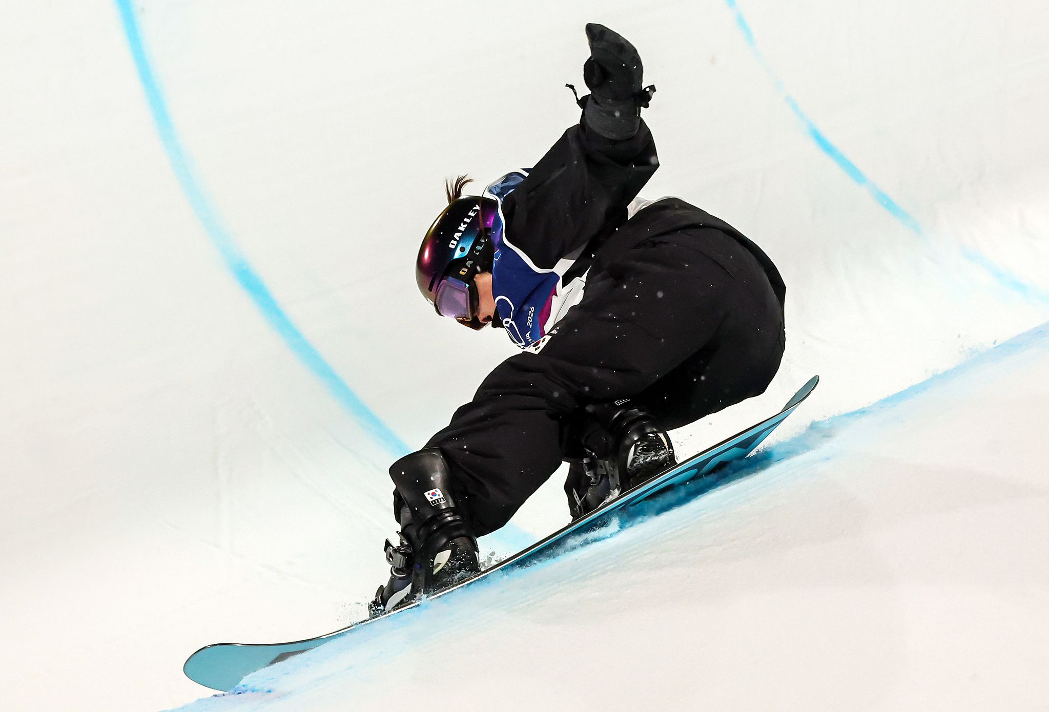 스노보드 최가온이 12일(현지시간) 이탈리아 리비뇨 스노파크에서 열린 2026 밀라노·코르티나담페초 동계올림픽 스노보드 여자 하프파이프 결선 1차전 경기를 펼치는 중 중심을 잃으며 넘어지고 있다. 뉴스1